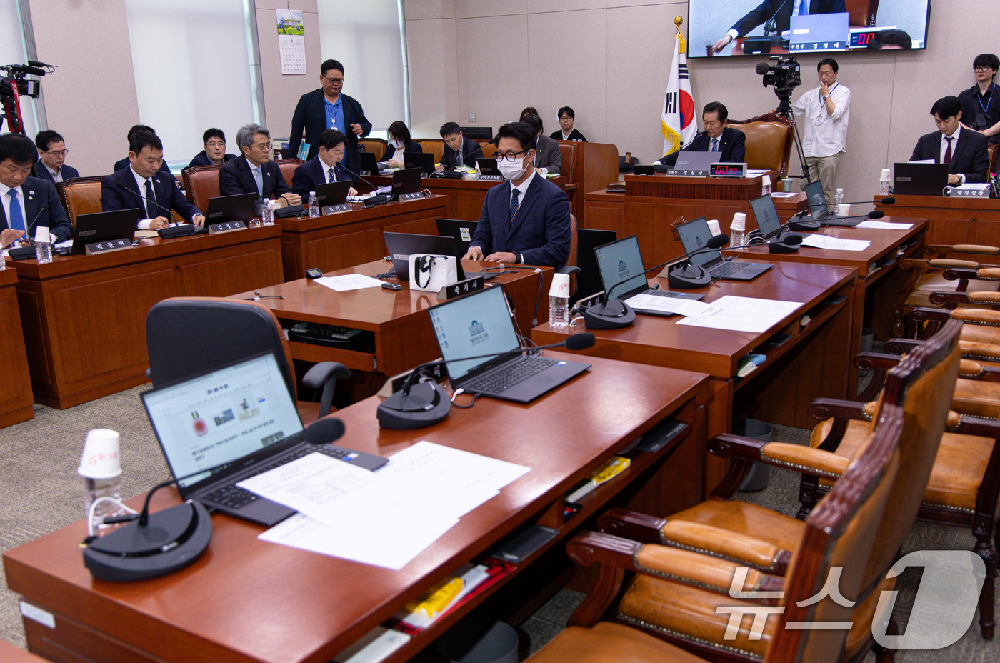 (서울=뉴스1) 이재명 기자 = 정청래 국회 법제사법위원회 위원장이 7일 오후 서울 여의도 국회에서 열린 법사위 전체회의에서 의사봉을 두드리고 있다.이날 국민의힘 법사위원들은 '대 …