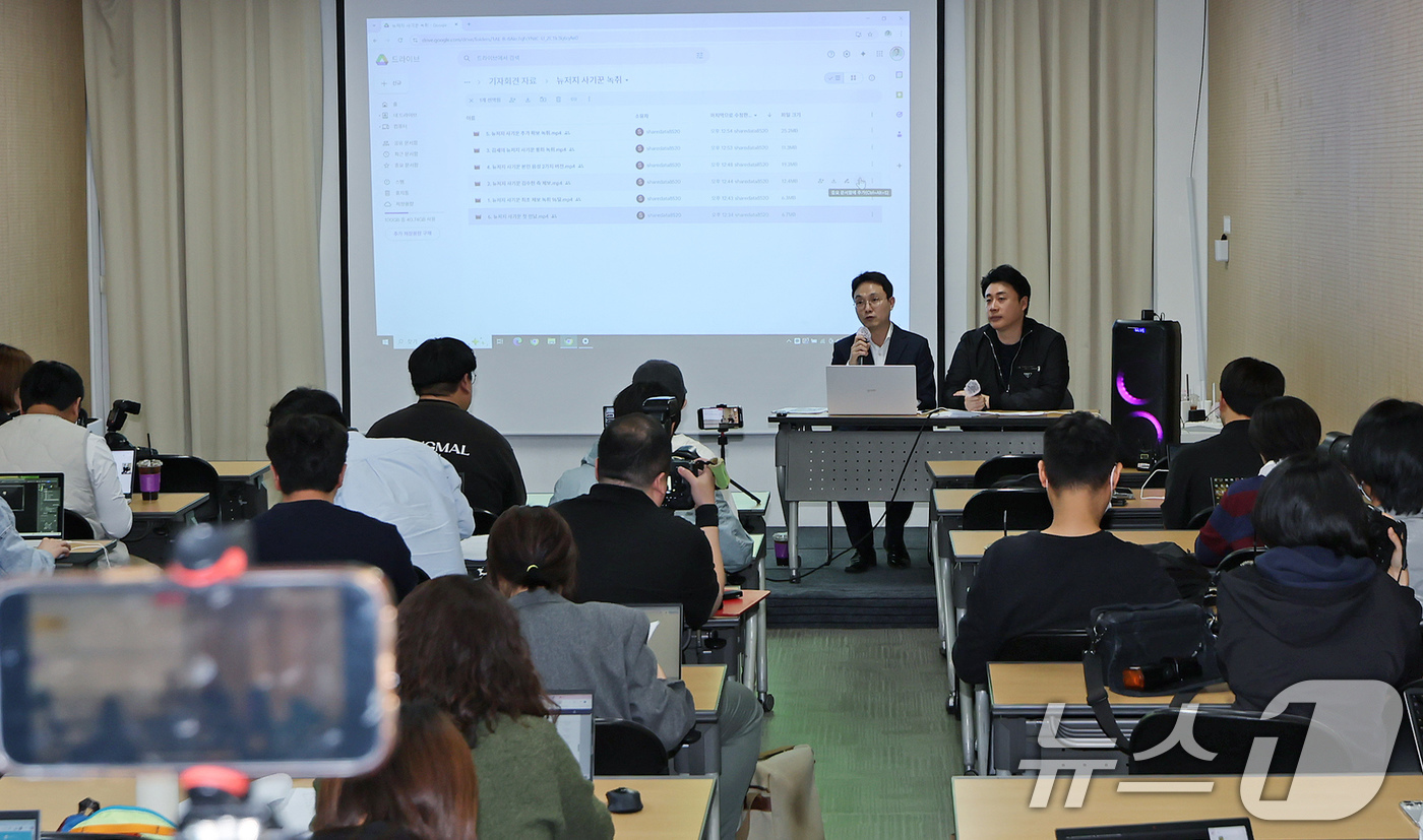 (서울=뉴스1) 장수영 기자 = 유튜버 이진호(왼쪽)와 은현장이 7일 오후 서울 강남구 스페이스쉐어에서 故김새론 유족 측 변호인과 가로세로연구소가 진행한 기자회견을 반박하는 기자회 …