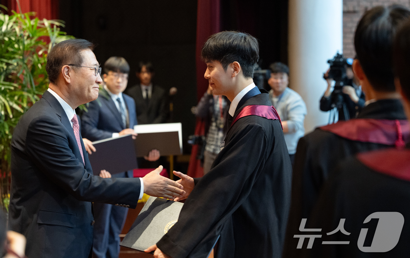 (과천=뉴스1) 이승배 기자 = 박성재 법무부 장관이 7일 경기 과천시 법무부에서 열린 신임검사 임관식에서 임명장 수여를 하고 있다. 2025.5.7/뉴스1