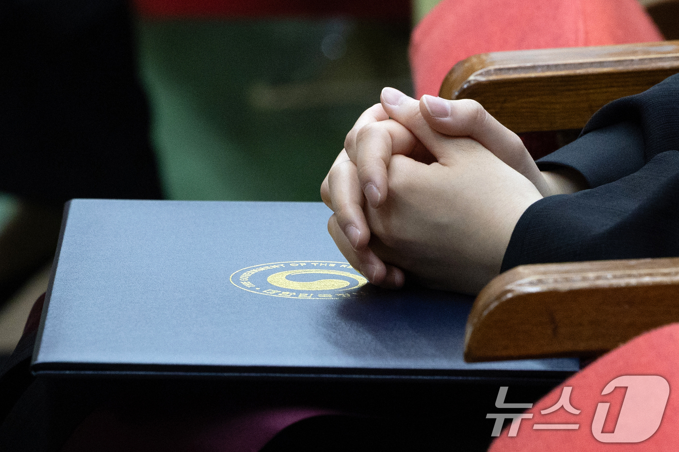 (과천=뉴스1) 이승배 기자 = 7일 경기 과천시 법무부에서 열린 신임검사 임관식에서 신임 검사가 임명장을 받고 자리하고 있다. 2025.5.7/뉴스1
