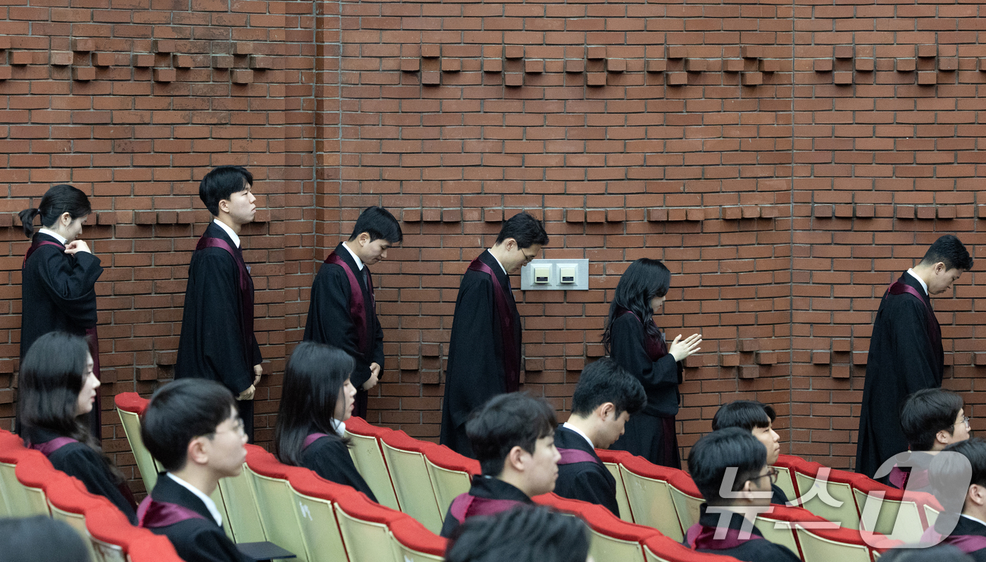 (과천=뉴스1) 이승배 기자 = 7일 경기 과천시 법무부에서 열린 신임검사 임관식에서 신임 검사들이 임명장 수여를 위해 대기하고 있다. 2025.5.7/뉴스1