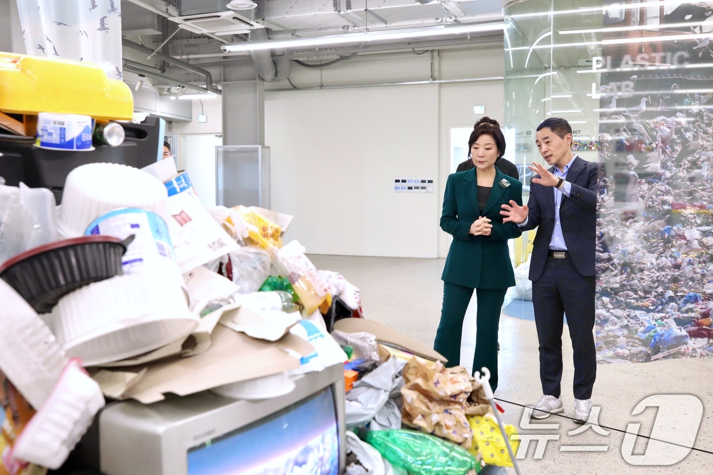 (서울=뉴스1) = 오영주 중소벤처기업부 장관이 7일 경기 화성 수퍼빈에서 열린 '기후테크 스타트업 현장대화' 참석에 앞서 기업 현장을 둘러보고 있다. (중소벤처기업부 제공. 재판 …