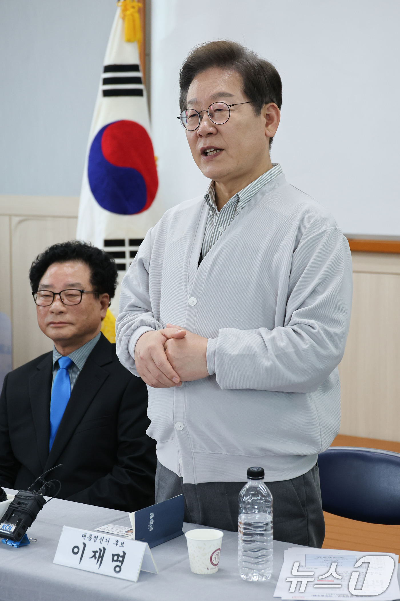 (익산=뉴스1) 안은나 기자 = 이재명 더불어민주당 대통령 후보가 2차 골목골목 경청투어 마지막 날인 7일 오후 전북 익산시 대한노인회 익산지회에서 열린 임원과의 간담회에 참석해 …