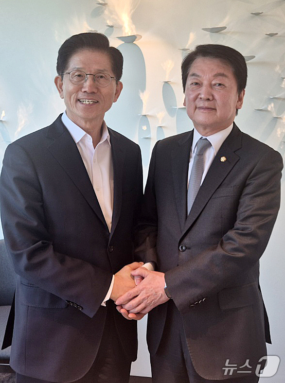 (서울=뉴스1) = 김문수 국민의힘 대통령 후보와 안철수 의원이 7일 오후 서울 여의도 모처에서 면담을 하고 있다. (안철수 의원실 제공. 재판매 및 DB 금지) 2025.5.7/ …