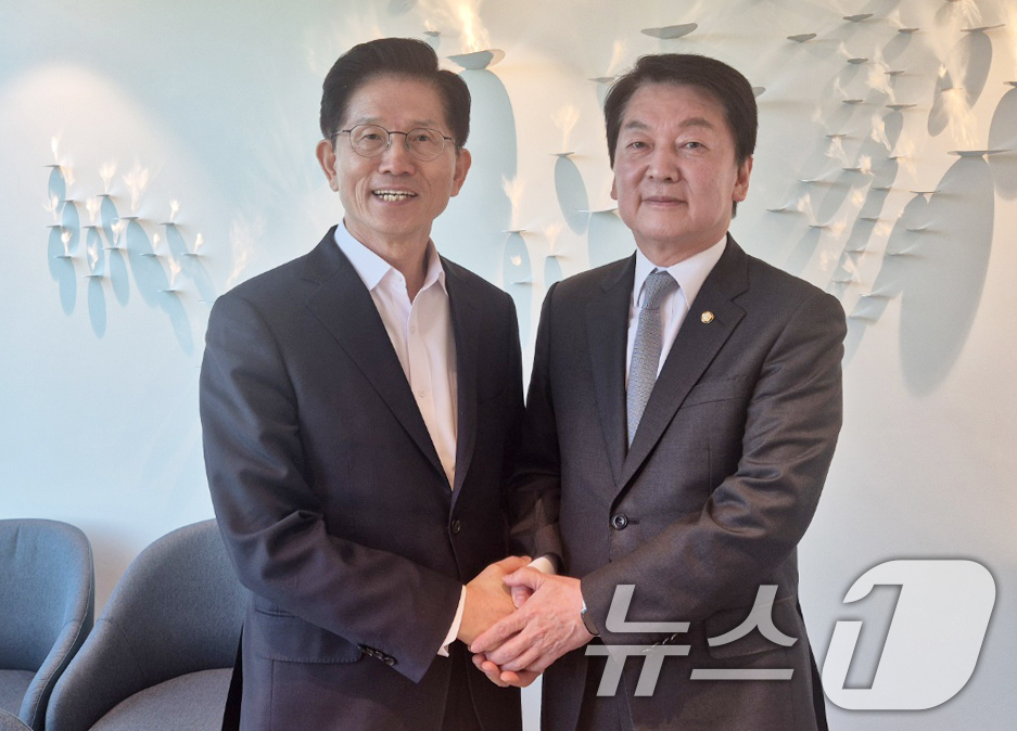 (서울=뉴스1) = 김문수 국민의힘 대통령 후보와 안철수 의원이 7일 오후 서울 여의도 모처에서 면담을 하고 있다. (안철수 의원실 제공. 재판매 및 DB 금지) 2025.5.7/ …