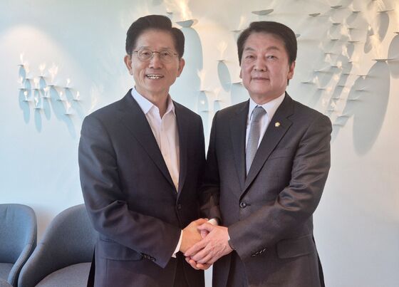 [단독]김문수, 安 만나 "AI·의정갈등 역할 해달라"…尹탈당엔 '유보'
