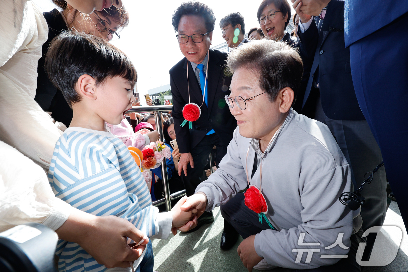 (익산=뉴스1) 안은나 기자 = 이재명 더불어민주당 대통령 후보가 2차 골목골목 경청투어 마지막 날인 7일 오후 전북 익산시 대한노인회 익산지회에서 열린 임원과의 간담회에 참석하기 …