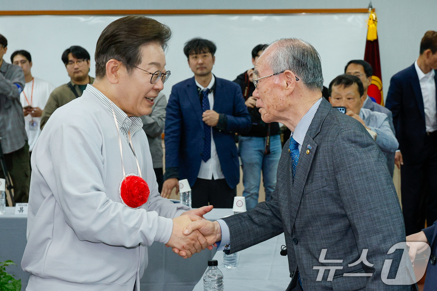 (익산=뉴스1) 안은나 기자 = 이재명 더불어민주당 대통령 후보가 2차 골목골목 경청투어 마지막 날인 7일 오후 전북 익산시 대한노인회 익산지회에서 열린 임원과의 간담회에서 참석자 …