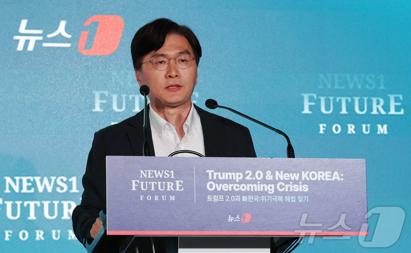 본문 이미지 - 김익재 한국과학기술연구원 AI·로봇연구소장이 7일 서울 여의도 페어몬트 호텔에서 열린 뉴스1 미래포럼에서 ‘AI, 휴머노이드 로봇의 새로운 진화’를 주제로 발표를 하고 있다. ‘트럼프 2.0과 新한국:위기 극복 해법 찾기’를 주제로 열린 이번 포럼은 뉴스1 주최로 열렸다. 2025.5.7/뉴스1 ⓒ News1 박세연 기자