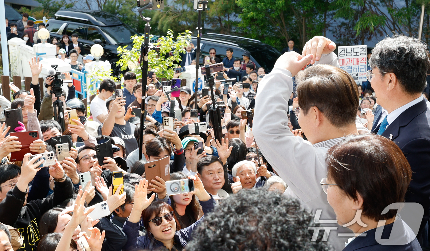 (익산=뉴스1) 안은나 기자 = 이재명 더불어민주당 대통령 후보가 2차 골목골목 경청투어 마지막 날인 7일 오후 전북 익산시 대한노인회 익산지회에서 간담회에 참석하기 전 시민들을 …