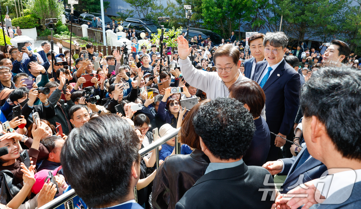 (익산=뉴스1) 안은나 기자 = 이재명 더불어민주당 대통령 후보가 2차 골목골목 경청투어 마지막 날인 7일 오후 전북 익산시 대한노인회 익산지회에서 간담회에 참석하기 전 시민들을 …
