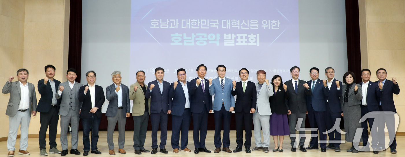 (전주=뉴스1) 유경석 기자 = 7일 전북자치도 전주시 전북테크비즈센터에서 열린 호남과 대한민국 대혁신을 위한 호남공약 발표회에서 참가자들이 기념촬영을 하고 있다. 2025.5.7 …