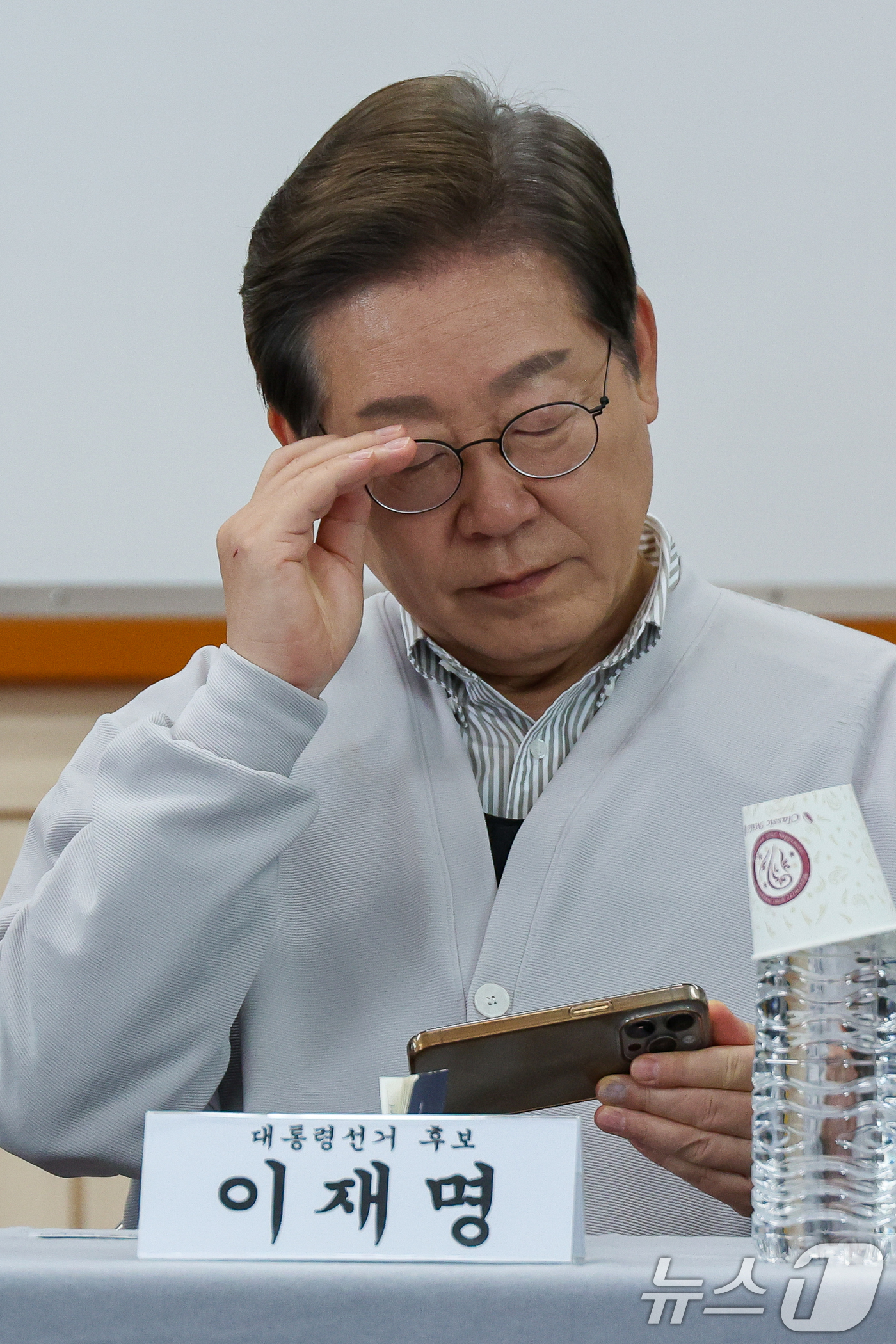 (익산=뉴스1) 안은나 기자 = 이재명 더불어민주당 대통령 후보가 2차 골목골목 경청투어 마지막 날인 7일 오후 전북 익산시 대한노인회 익산지회에서 열린 임원과의 간담회에서 참석해 …