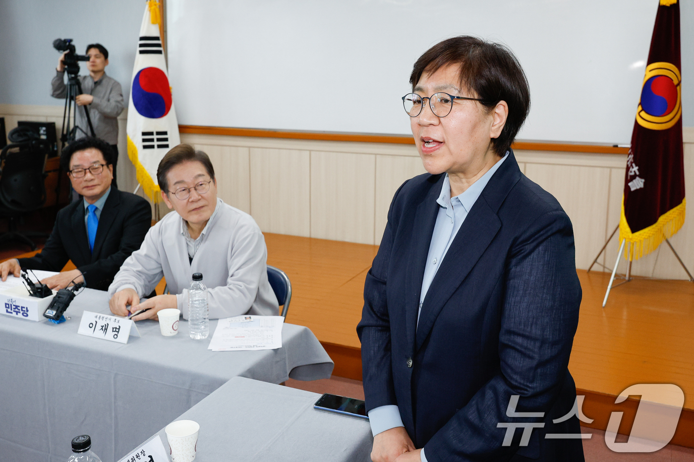 (익산=뉴스1) 안은나 기자 = 이재명 더불어민주당 대통령 후보가 2차 골목골목 경청투어 마지막 날인 7일 오후 전북 익산시 대한노인회 익산지회에서 열린 임원과의 간담회에서 참석해 …