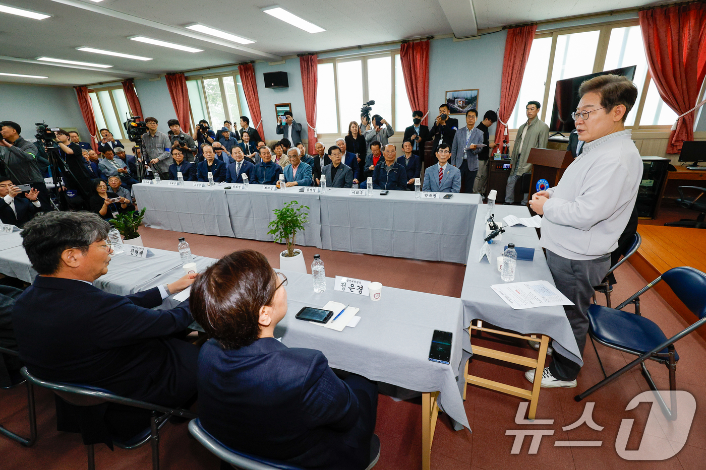 (익산=뉴스1) 안은나 기자 = 이재명 더불어민주당 대통령 후보가 2차 골목골목 경청투어 마지막 날인 7일 오후 전북 익산시 대한노인회 익산지회에서 열린 임원과의 간담회에서 참석해 …