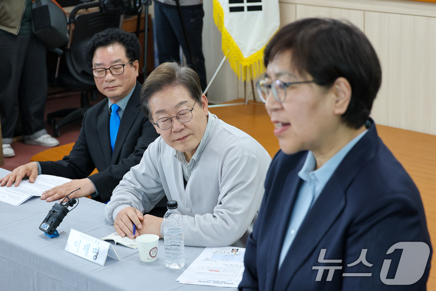 (익산=뉴스1) 안은나 기자 = 이재명 더불어민주당 대통령 후보가 2차 골목골목 경청투어 마지막 날인 7일 오후 전북 익산시 대한노인회 익산지회에서 열린 임원과의 간담회에서 참석해 …