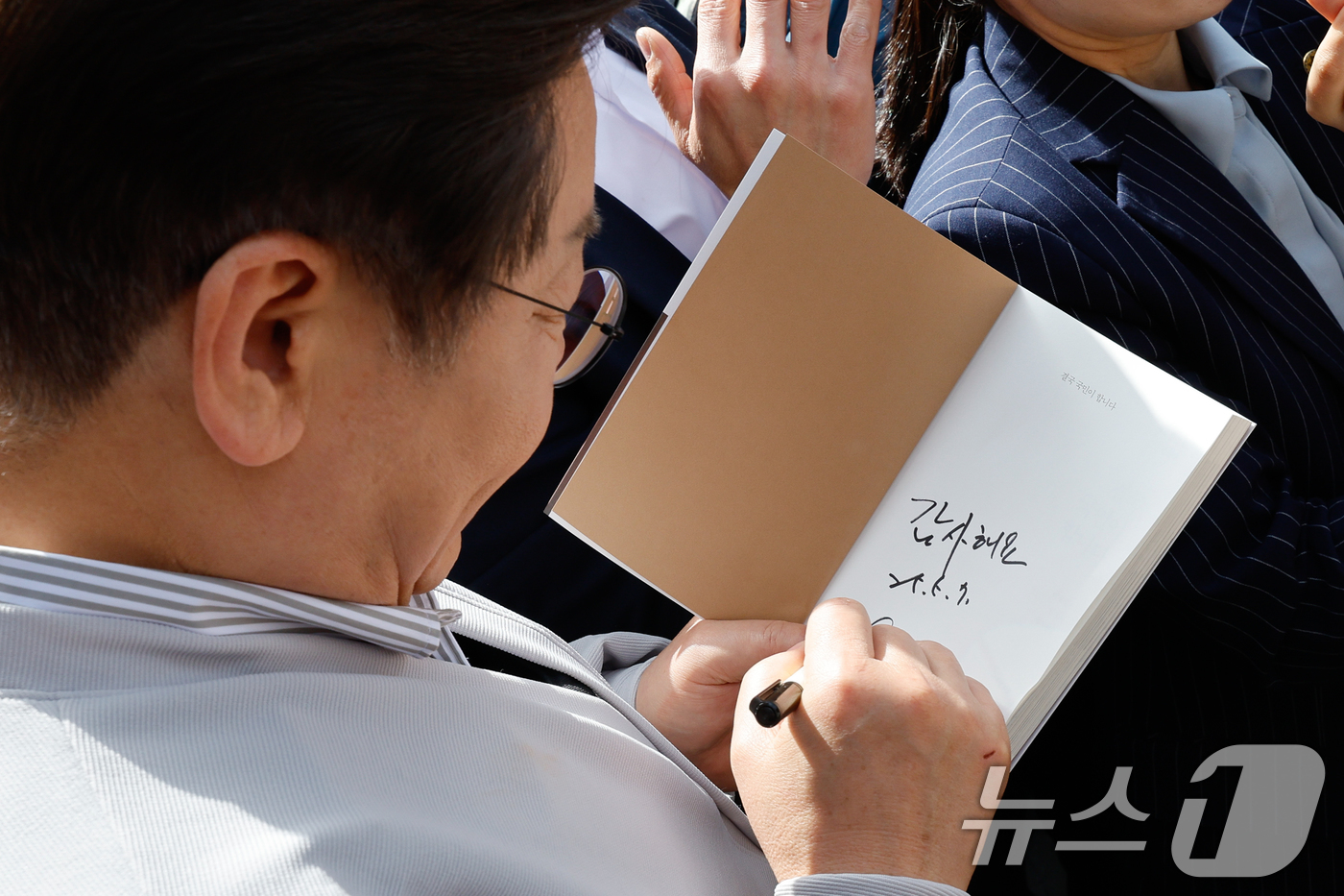 (익산=뉴스1) 안은나 기자 = 이재명 더불어민주당 대통령 후보가 2차 골목골목 경청투어 마지막 날인 7일 오후 전북 익산시 대한노인회 익산지회에서 간담회에 참석하기 전 시민에게 …