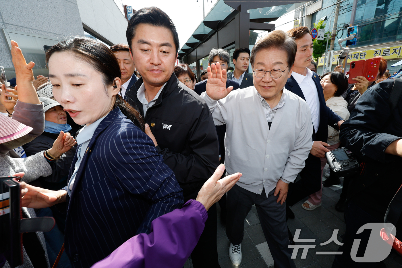 (익산=뉴스1) 안은나 기자 = 이재명 더불어민주당 대통령 후보가 2차 골목골목 경청투어 마지막 날인 7일 오후 전북 익산시 대한노인회 익산지회에서 간담회에 참석하기 전 시민들을 …