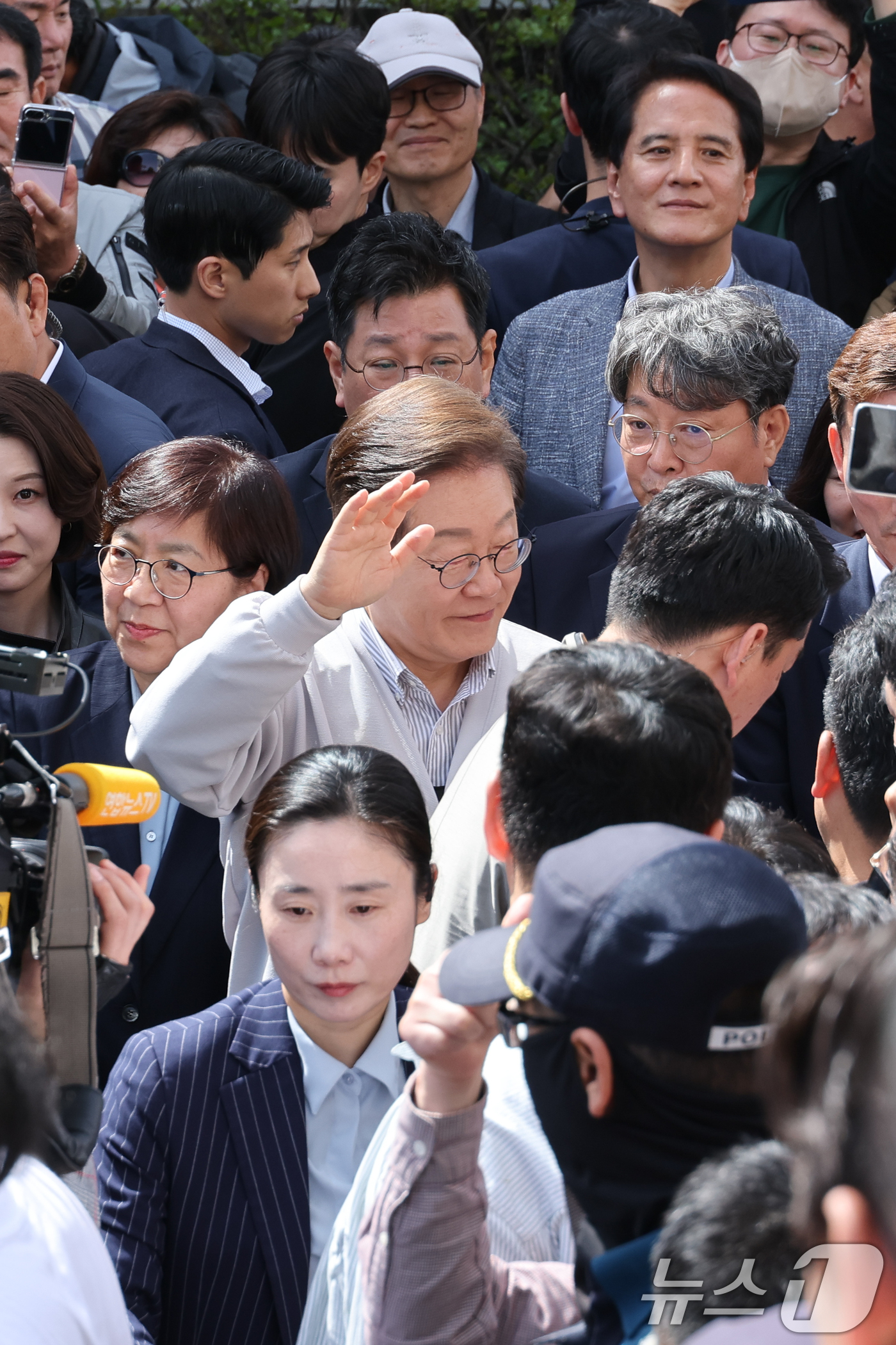 (익산=뉴스1) 안은나 기자 = 이재명 더불어민주당 대통령 후보가 2차 골목골목 경청투어 마지막 날인 7일 오후 전북 익산시 대한노인회 익산지회에서 간담회에 참석하기 전 시민들을 …