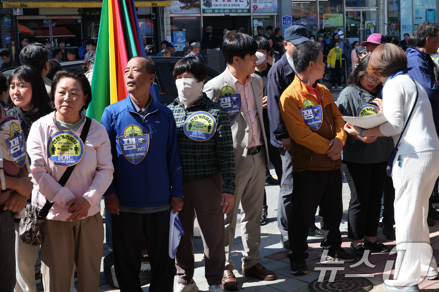 (진안=뉴스1) 안은나 기자 = 7일 오전 전북 진안군 진무로에서 이재명 더불어민주당 대통령 후보 지지자들이 '이재명'과 '보디가드'라는 단어를 조합한 '잼가드' 스티커를 몸에 부 …