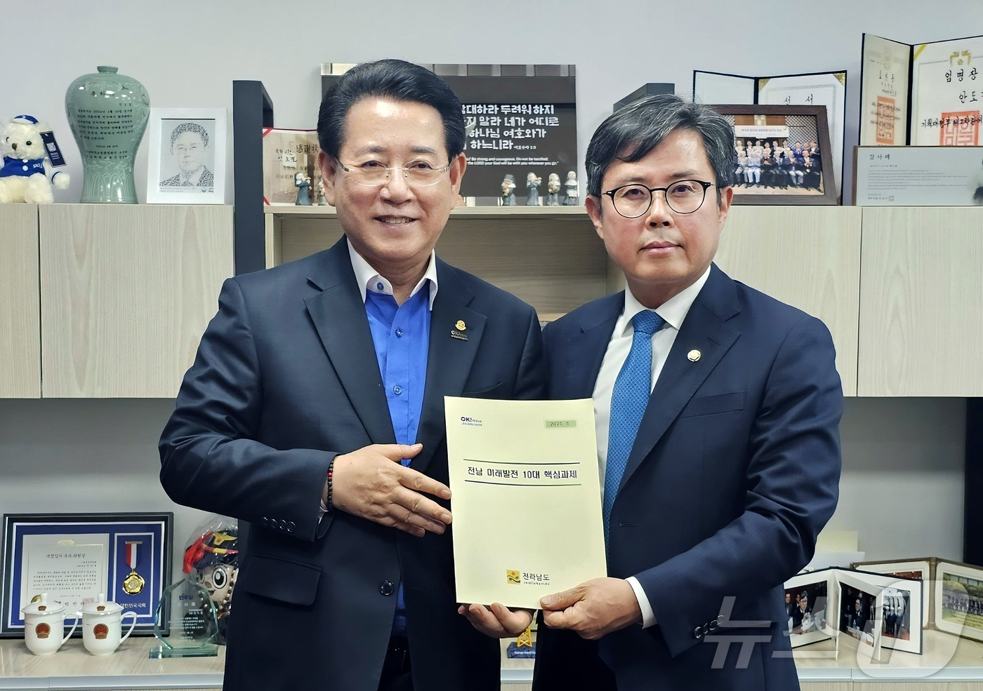 (무안=뉴스1) 전원 기자 = 김영록 전라남도지사가 7일 서울 국회에서 안도걸 더불어민주당 의원과 면담을 갖고 ‘전남 미래발전 10대 핵심과제’등 도 현안 해결을 위한 건의 및 협 …