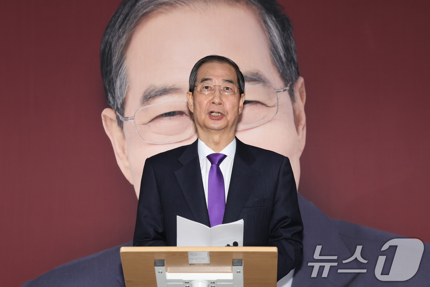 (서울=뉴스1) 이재명 기자 = 한덕수 무소속 대선 예비후보가 7일 서울 여의도 맨하탄21빌딩에 마련된 선거 사무소에서 긴급 입장 발표를 하고 있다. 2025.5.7/뉴스1