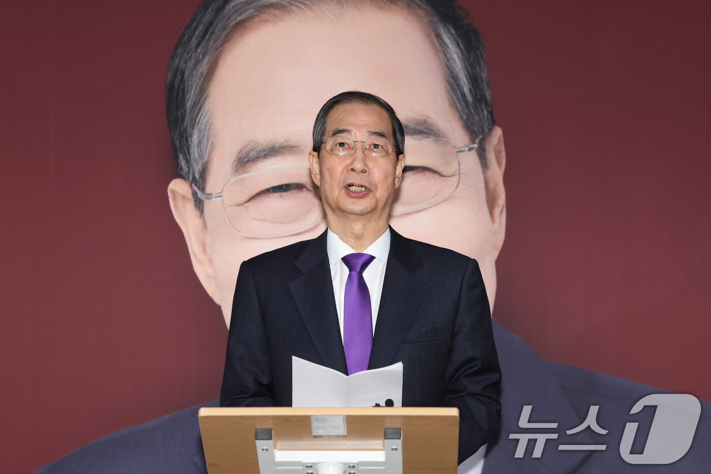 본문 이미지 - 한덕수 무소속 대선 예비후보가 7일 서울 여의도 맨하탄21빌딩에 마련된 선거 사무소에서 긴급 입장 발표를 하고 있다. 2025.5.7/뉴스1 ⓒ News1 이재명 기자