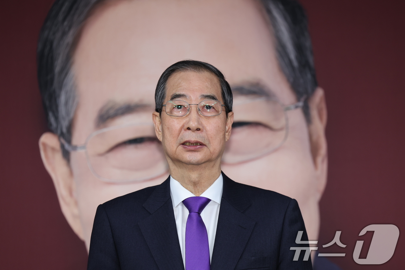 (서울=뉴스1) 이재명 기자 = 한덕수 무소속 대선 예비후보가 7일 서울 여의도 맨하탄21빌딩에 마련된 선거 사무소에서 긴급 입장 발표를 하고 있다. 2025.5.7/뉴스1