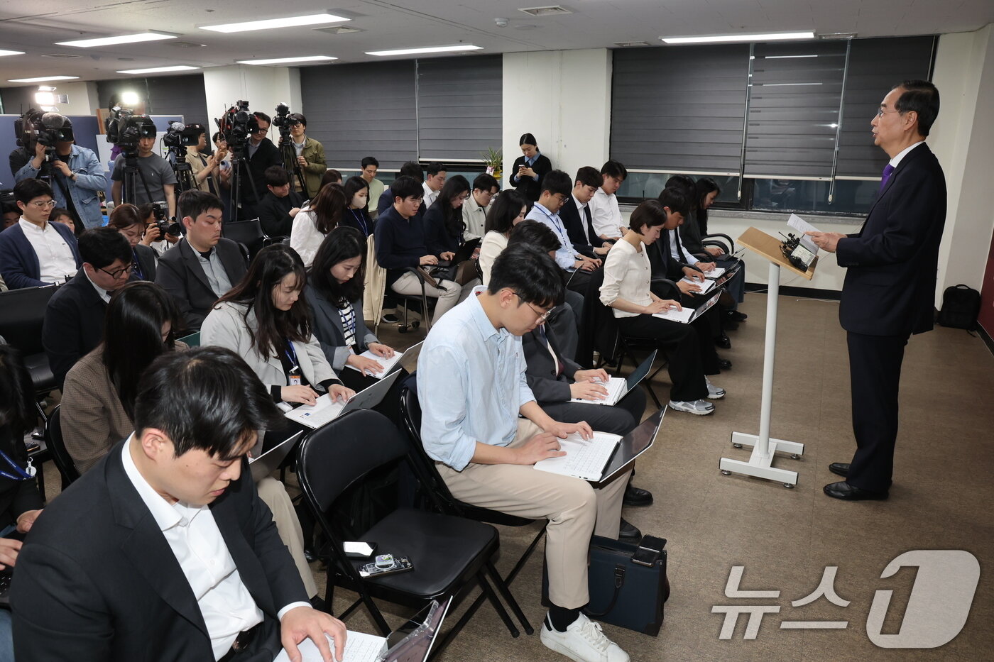 본문 이미지 - 한덕수 무소속 대선 예비후보가 7일 서울 여의도 맨하탄21빌딩에 마련된 선거 사무소에서 긴급 입장 발표를 하고 있다. 2025.5.7/뉴스1 ⓒ News1 이재명 기자