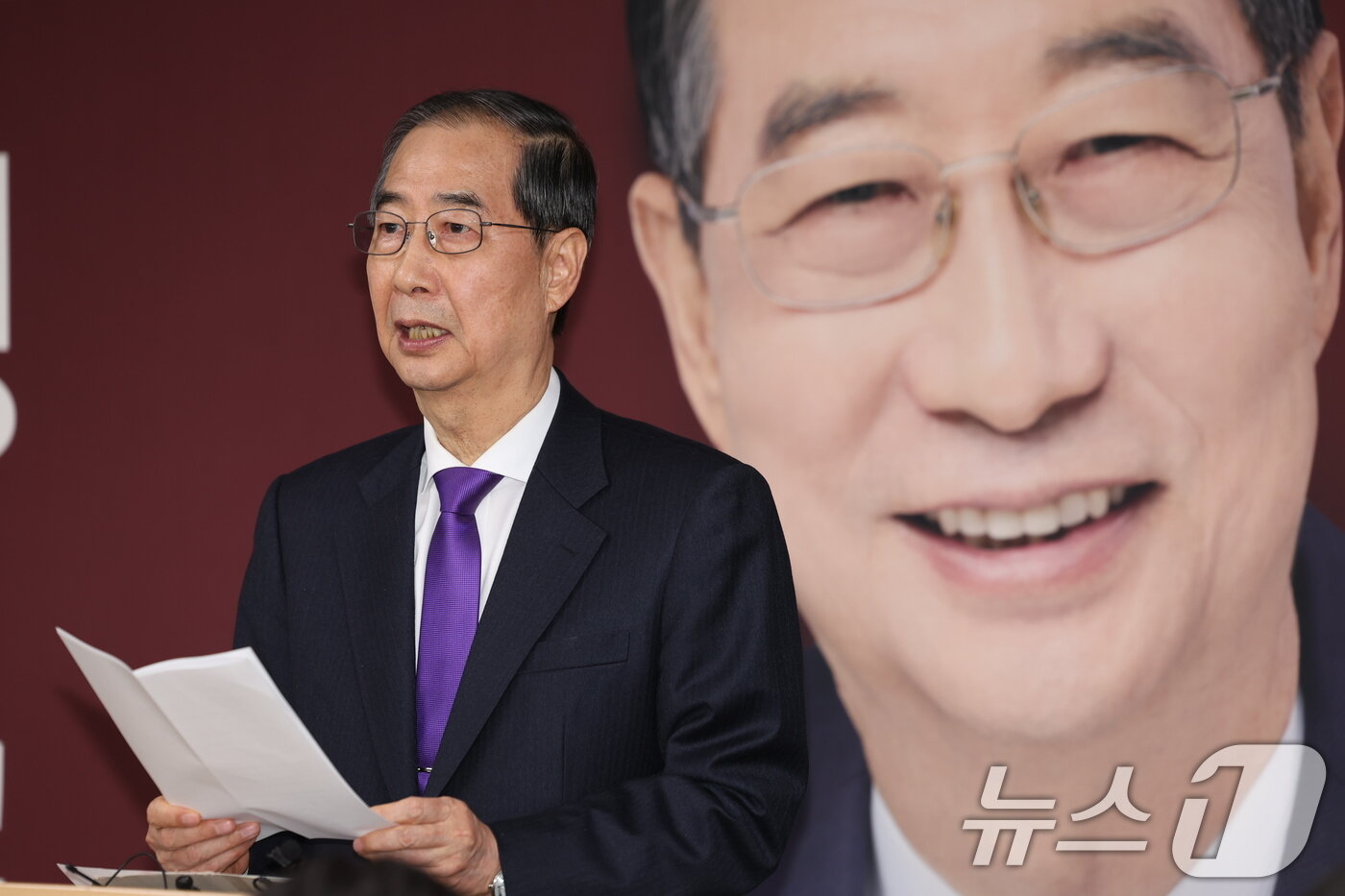 본문 이미지 - 한덕수 무소속 대선 예비후보가 7일 서울 여의도 맨하탄21빌딩에 마련된 선거 사무소에서 긴급 입장 발표를 하고 있다. 2025.5.7/뉴스1 ⓒ News1 이재명 기자