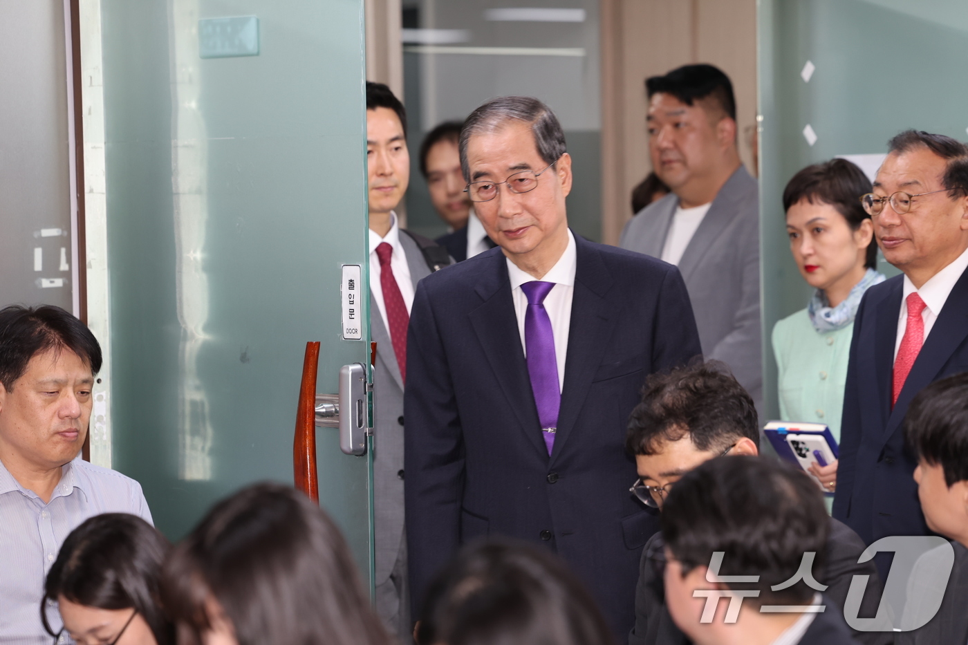 (서울=뉴스1) 이재명 기자 = 한덕수 무소속 대선 예비후보가 7일 오후 긴급 입장 발표를 하기 위해 서울 여의도 맨하탄21빌딩에 마련된 선거 사무소로 들어서고 있다. 2025.5 …