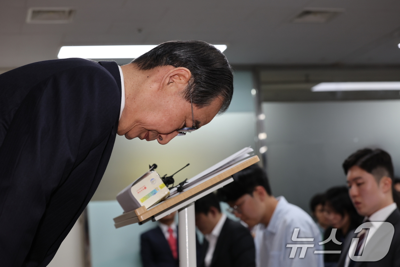 (서울=뉴스1) 이재명 기자 = 한덕수 무소속 대선 예비후보가 7일 서울 여의도 맨하탄21빌딩에 마련된 선거 사무소에서 긴급 입장 발표를 마치고 인사하고 있다. 2025.5.7/뉴 …