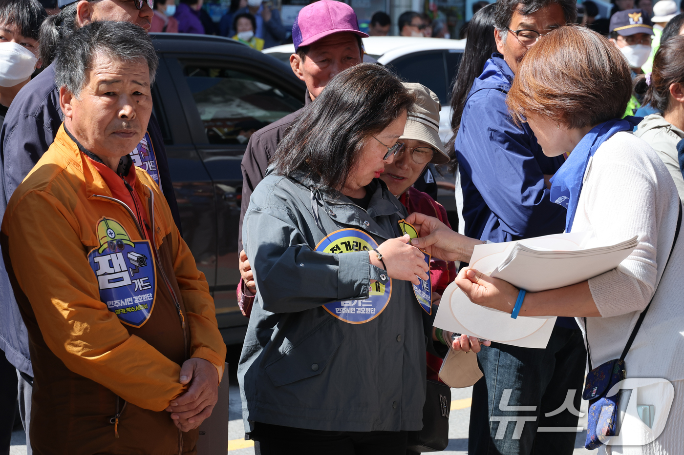 (진안=뉴스1) 안은나 기자 = 7일 오전 전북 진안군 진무로에서 이재명 더불어민주당 대통령 후보 지지자들이 '이재명'과 '보디가드'라는 단어를 조합한 '잼가드' 스티커를 몸에 부 …
