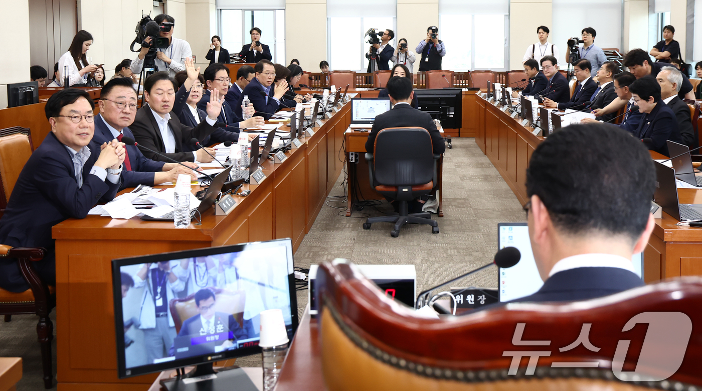 (서울=뉴스1) 김민지 기자 = 7일 오후 서울 여의도 국회 행정안전위원회 전체회의에서 위원들이 공직선거법 개정안 상정을 앞두고 의사일정 변경 동의의 건에 대해 거수표결을 하고 있 …