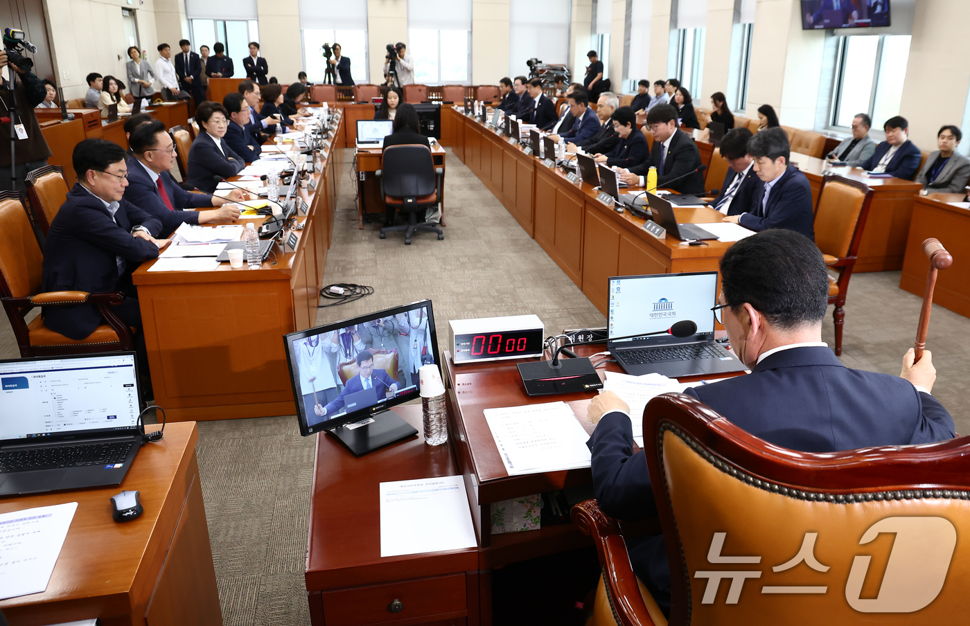 (서울=뉴스1) 김민지 기자 = 신정훈 행정안전위원장이 7일 오후 서울 여의도 국회 행정안전위원회 전체회의에서 안건을 상정하며 의사봉을 두드리고 있다. 2025.5.7/뉴스1