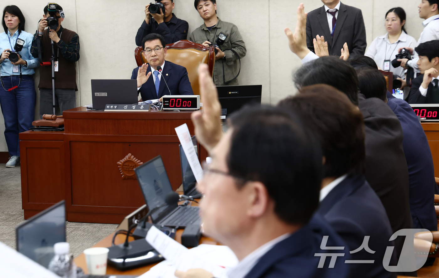 (서울=뉴스1) 김민지 기자 = 7일 오후 서울 여의도 국회 행정안전위원회 전체회의에서 위원들이 공직선거법 개정안 상정을 앞두고 의사일정 변경 동의의 건에 대해 거수표결을 하고 있 …