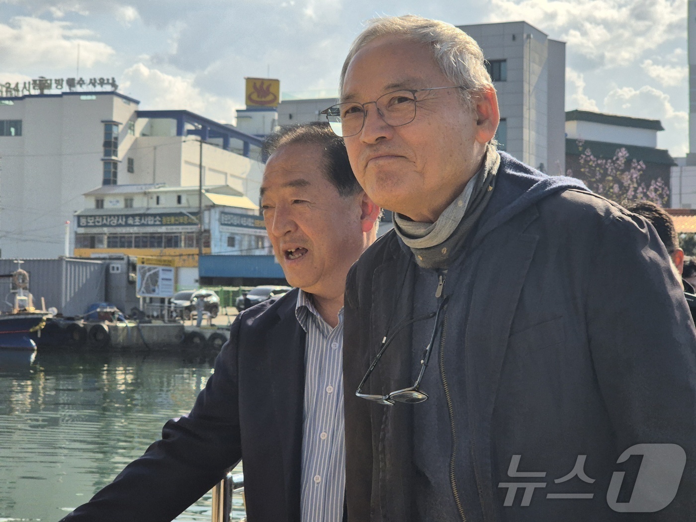 (속초=뉴스1) 윤왕근 기자 = 유인촌 문화체육관광부장관이 7일 오후 \'대한민국 문화도시\'로 지정된 강원 속초시를 찾아 이병선 시장과 청호동 아바이마을 일대를 둘러보고 있다.2 …