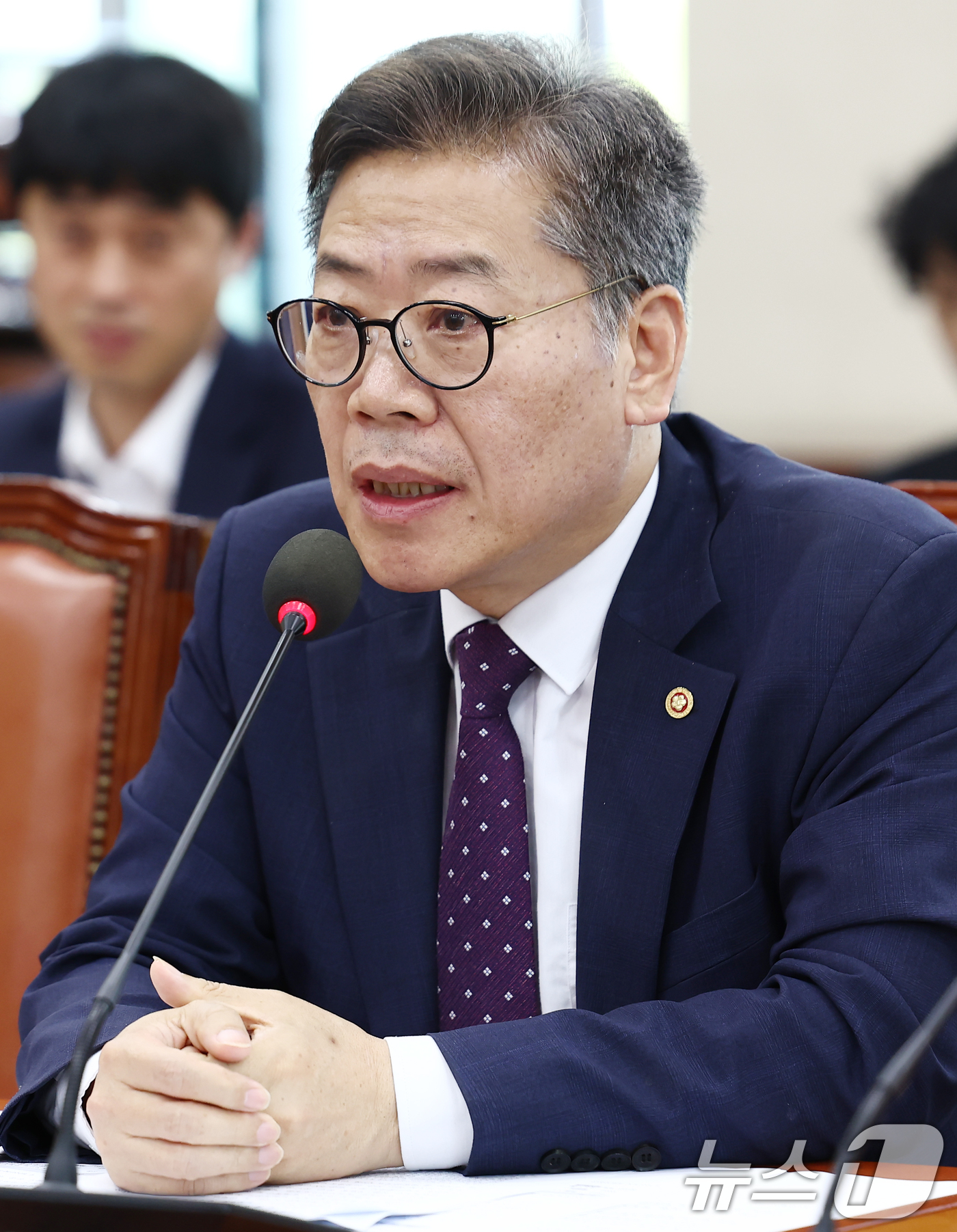 (서울=뉴스1) 김민지 기자 = 김용빈 중앙선거관리위원회 사무총장이 7일 오후 서울 여의도 국회에서 열린 행정안전위원회 전체회의에서 공직선거법 개정안 관련 의원 질의에 답변하고 있 …