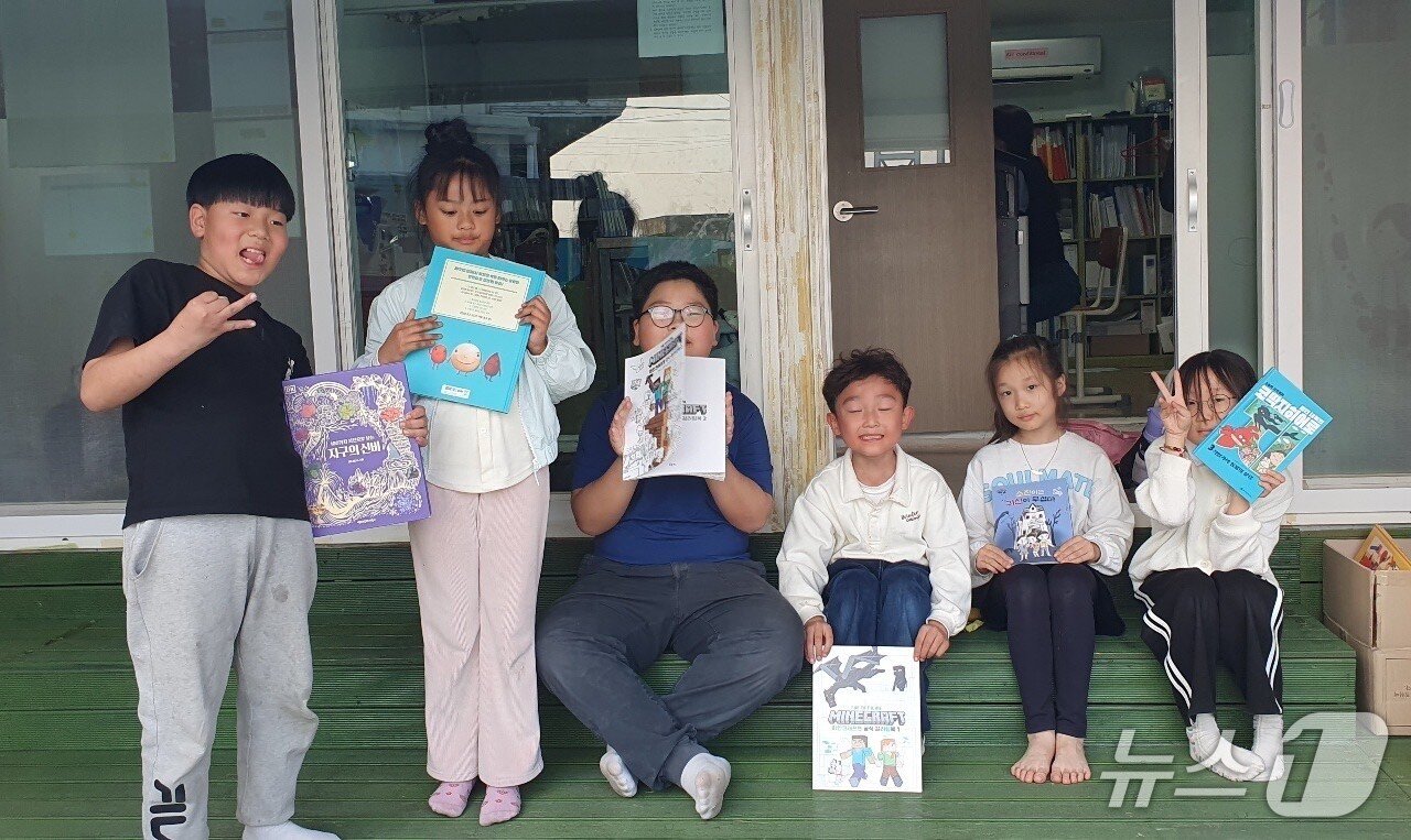 본문 이미지 - 광양 세풍지역아동센터 학생들이 책을 받은 뒤 즐거워하고 있다.&#40;전남교육청 제공, 재판매 및 DB 금지&#41; 