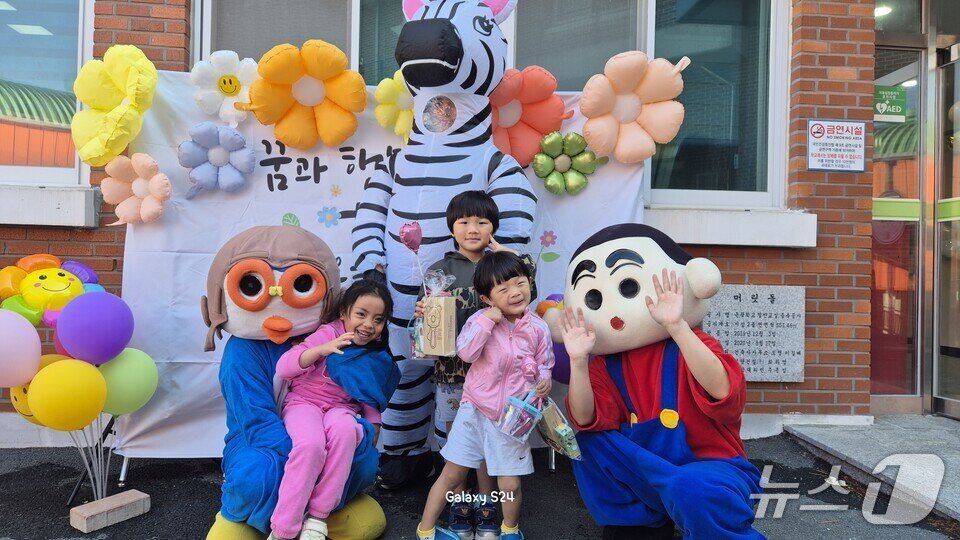 본문 이미지 - 은광학교 학생들이 교직원들의 뽀로로와 짱구 분장쇼를 보며 즐거워하고 있다.  &#40;전남도교육청 제공, 재판매 및 DB 금지&#41;