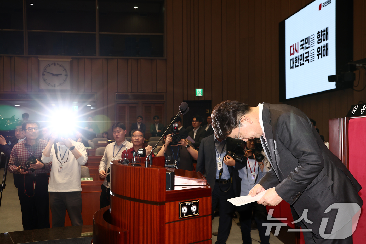 (서울=뉴스1) 김민지 기자 = 권성동 국민의힘 원내대표가 7일 오후 서울 여의도 국회에서 열린 의원총회에서 대선 후보 단일화에 대해 "오늘 두 분이 단일화 로드맵을 확정 지어 줄 …