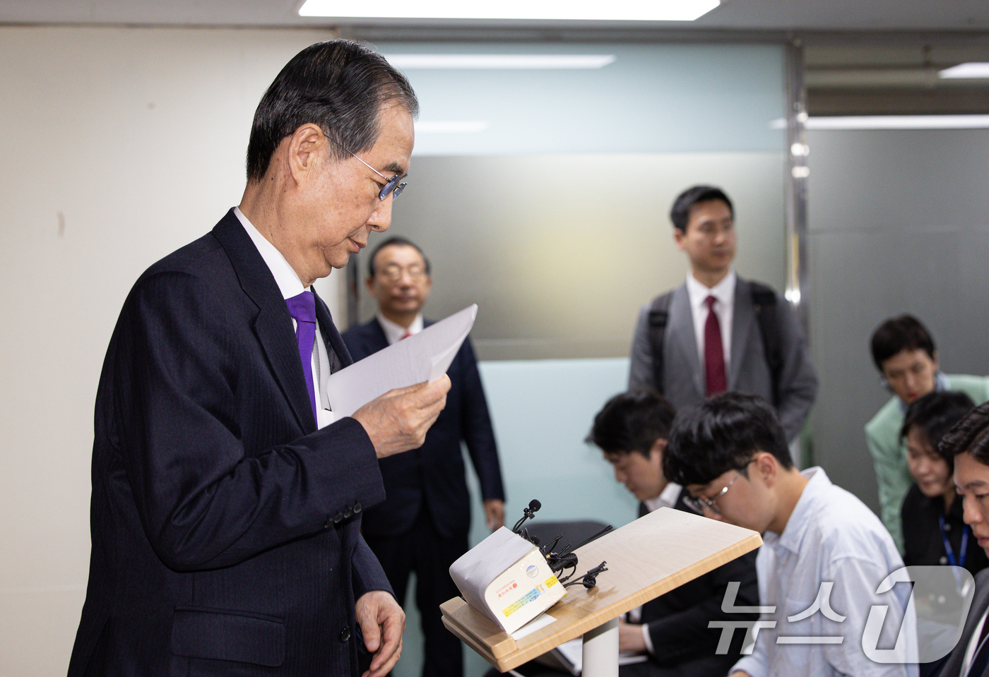 (서울=뉴스1) 이재명 기자 = 한덕수 무소속 대선 예비후보가 7일 서울 여의도 맨하탄21빌딩에 마련된 선거 사무소에서 긴급 입장 발표를 하기 위해 발표문을 꺼내고 있다. 2025 …