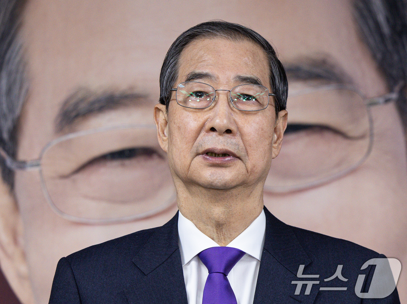 (서울=뉴스1) 이재명 기자 = 한덕수 무소속 대선 예비후보가 7일 서울 여의도 맨하탄21빌딩에 마련된 선거 사무소에서 긴급 입장 발표를 하고 있다. 2025.5.7/뉴스1