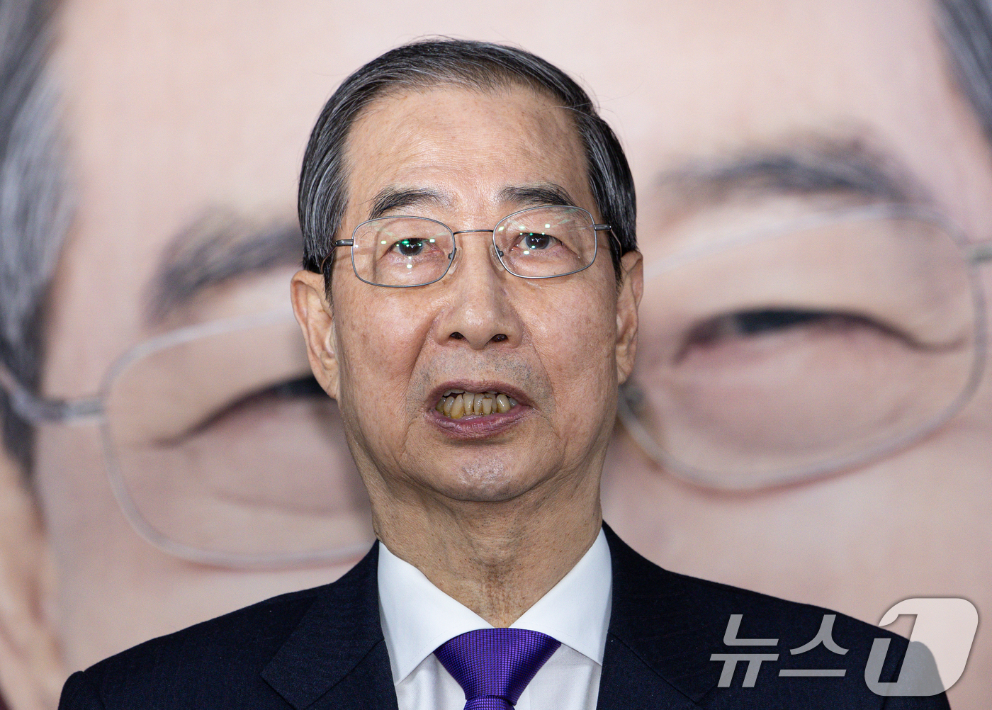 (서울=뉴스1) 이재명 기자 = 한덕수 무소속 대선 예비후보가 7일 서울 여의도 맨하탄21빌딩에 마련된 선거 사무소에서 긴급 입장 발표를 하고 있다. 2025.5.7/뉴스1