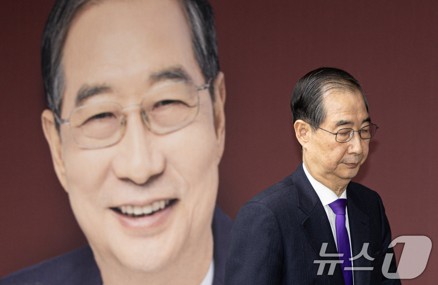 (서울=뉴스1) 이재명 기자 = 한덕수 무소속 대선 예비후보가 7일 서울 여의도 맨하탄21빌딩에 마련된 선거 사무소에서 긴급 입장 발표를 마친 후 나서고 있다. 2025.5.7/뉴 …