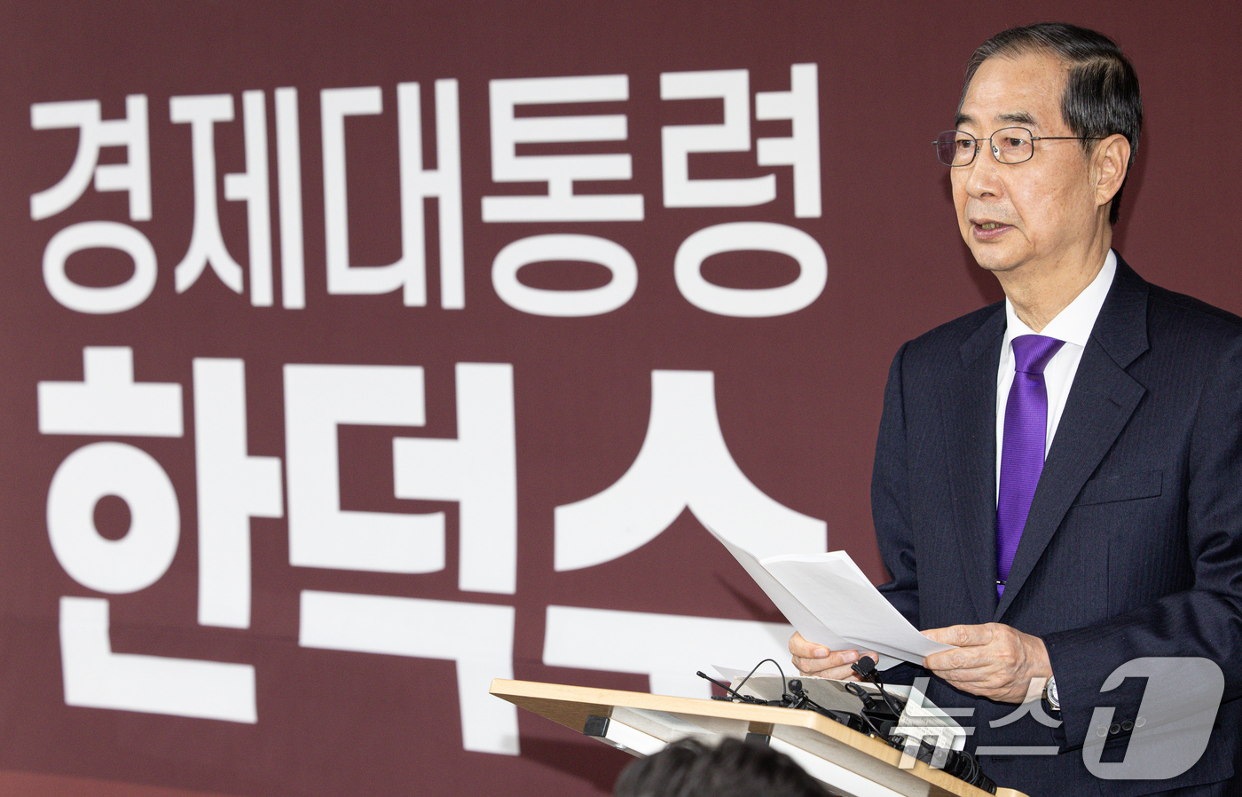 (서울=뉴스1) 이재명 기자 = 한덕수 무소속 대선 예비후보가 7일 서울 여의도 맨하탄21빌딩에 마련된 선거 사무소에서 긴급 입장 발표를 하고 있다. 2025.5.7/뉴스1