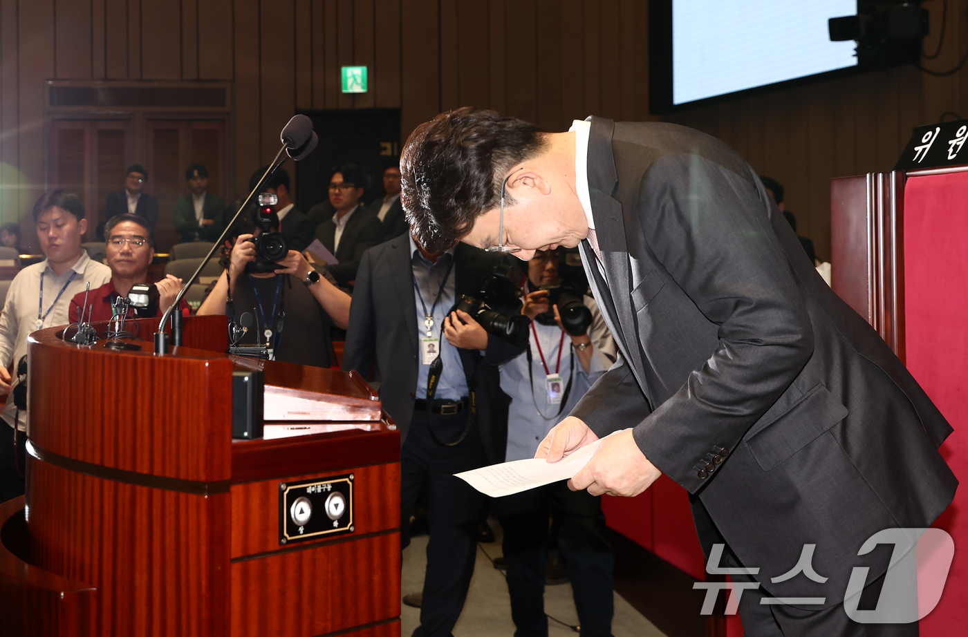 (서울=뉴스1) 김민지 기자 = 권성동 국민의힘 원내대표가 7일 오후 서울 여의도 국회에서 열린 의원총회에서 대선 후보 단일화에 대해 "오늘 두 분이 단일화 로드맵을 확정 지어 줄 …