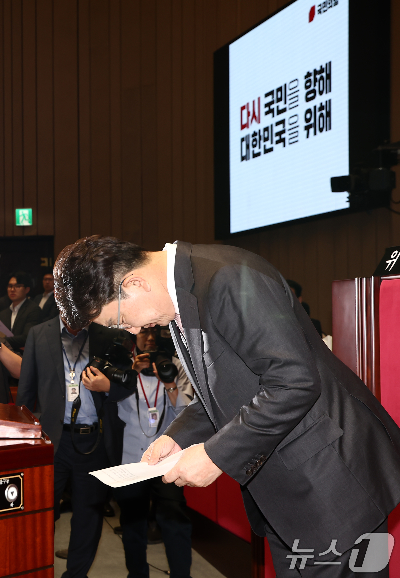 (서울=뉴스1) 김민지 기자 = 권성동 국민의힘 원내대표가 7일 오후 서울 여의도 국회에서 열린 의원총회에서 대선 후보 단일화에 대해 "오늘 두 분이 단일화 로드맵을 확정 지어 줄 …