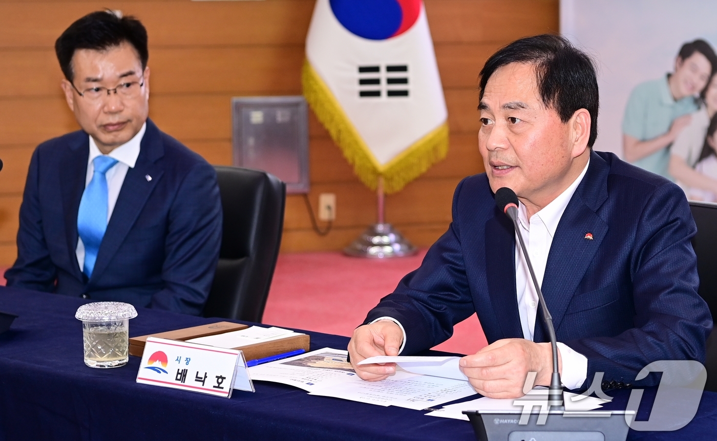 (김천=뉴스1) 정우용 기자 = 7일 열린 투자양해각서 체결식에서 배낙호 김천시장(오른쪽)이 인사말을 하고 있다.LIG넥스원은 어모면 구례리 21만㎡ 부지에 3000억 원을 투자해 …