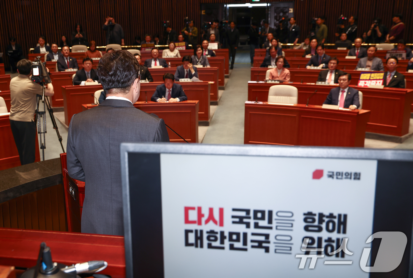 (서울=뉴스1) 김민지 기자 = 권성동 국민의힘 원내대표가 7일 오후 서울 여의도 국회에서 열린 의원총회에서 대선 후보 단일화에 대해 "오늘 두 분이 단일화 로드맵을 확정 지어 줄 …